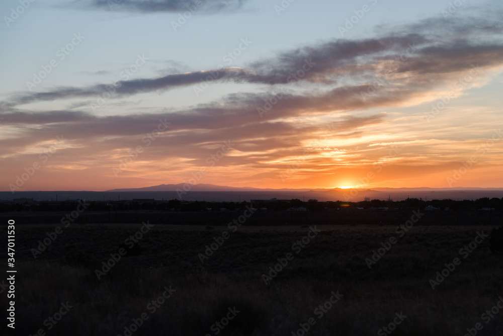 Obraz premium Sunset sky over Albuquerque, New Mexico. 