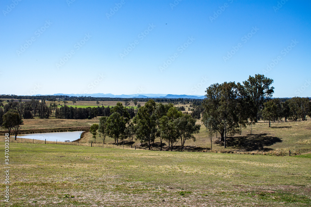 Φωτογραφία Rural Australian farmland with water dam, fences, hilltops, eucalyptus gum trees