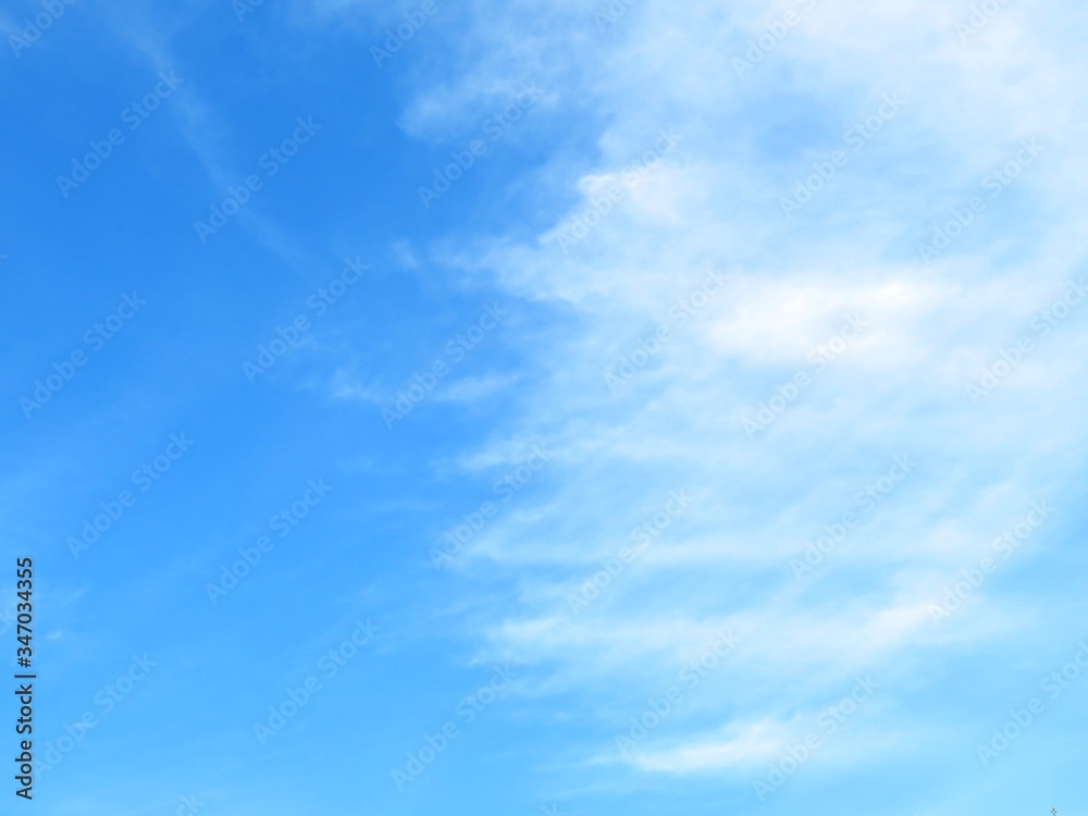 日本の田舎の風景　10月　青空と薄い雲