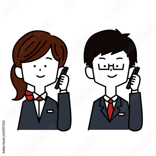 スマホで電話をかける接客業の男女