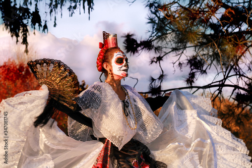 Obraz na plátně Woman with the painted face of La Catrina dances La Sandunga on the Day of the D