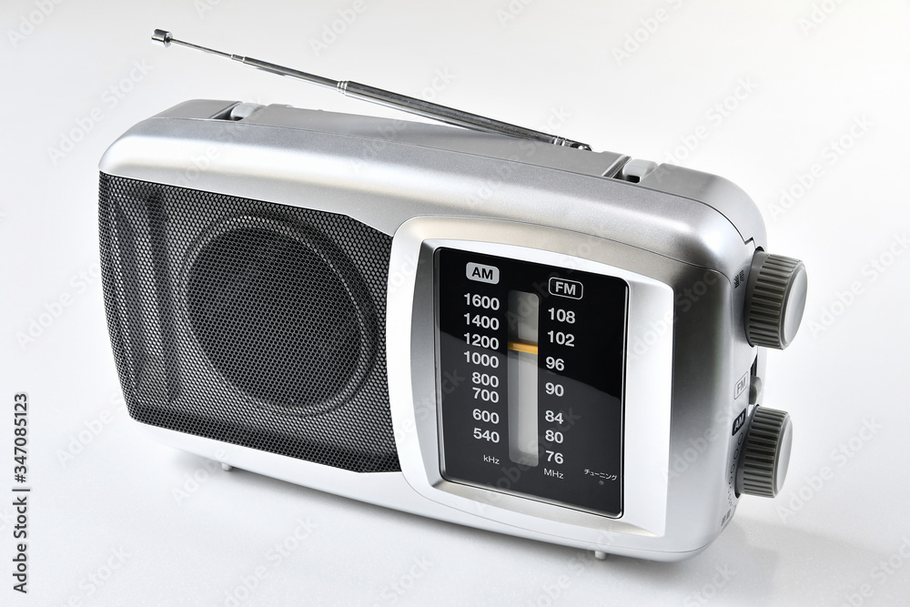 Fototapeta premium 白背景のラジオ