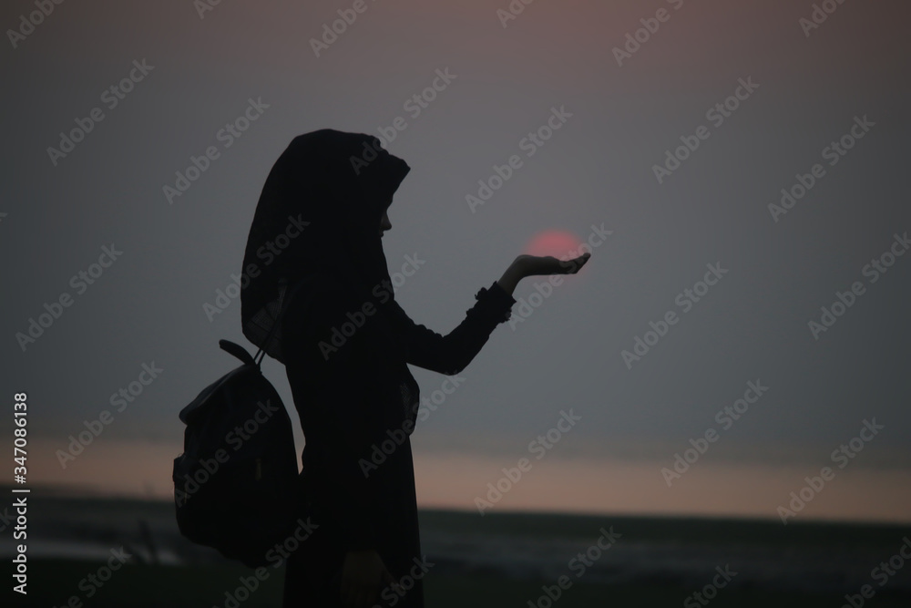 Fototapeta premium silhouette of a woman in sunset