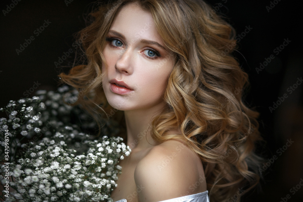 © Настасья Паршина - sad beautiful blonde with flowers indoors © Настасья Паршина - sad beautiful blonde with flowers indoors