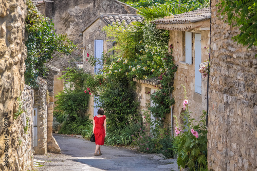 Frau mit rotem Kleid in der Altstadt von Oppede-le-Vieux photo