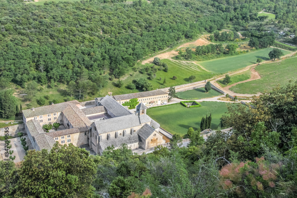 Blick auf die Abtei Senanque im Luberon