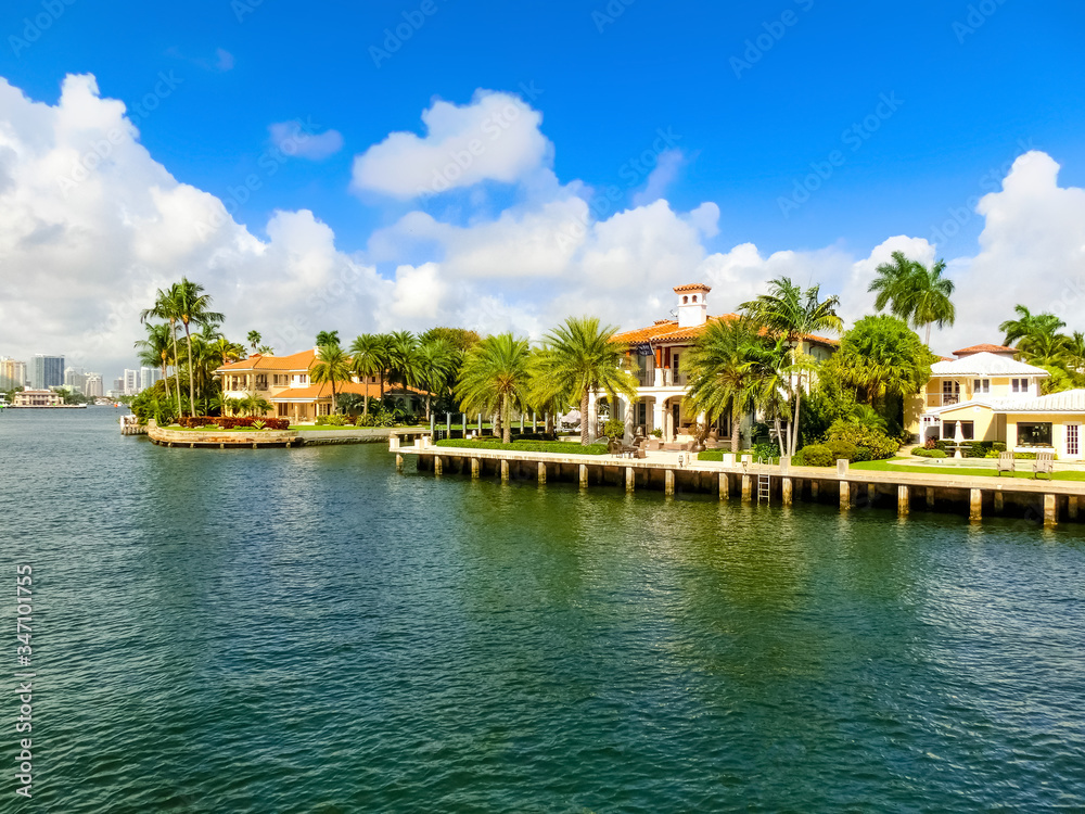 Luxury mansion in exclusive part of Fort Lauderdale Luxury mansion in exclusive part of Fort Lauderdale