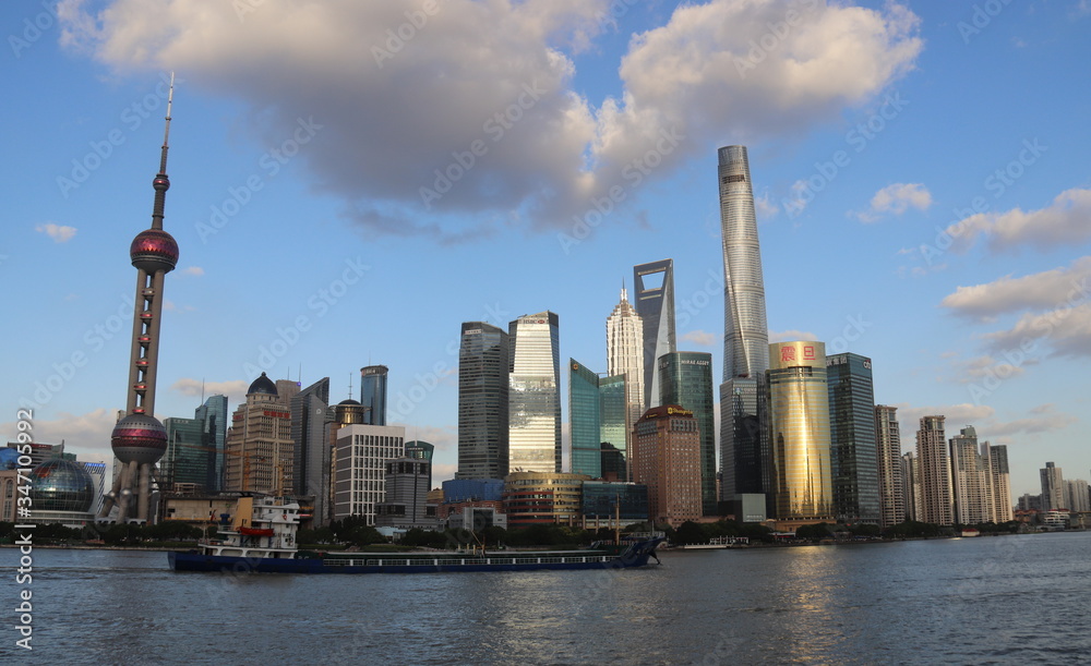 Gratte-ciels et fleuve à Shanghai, Chine