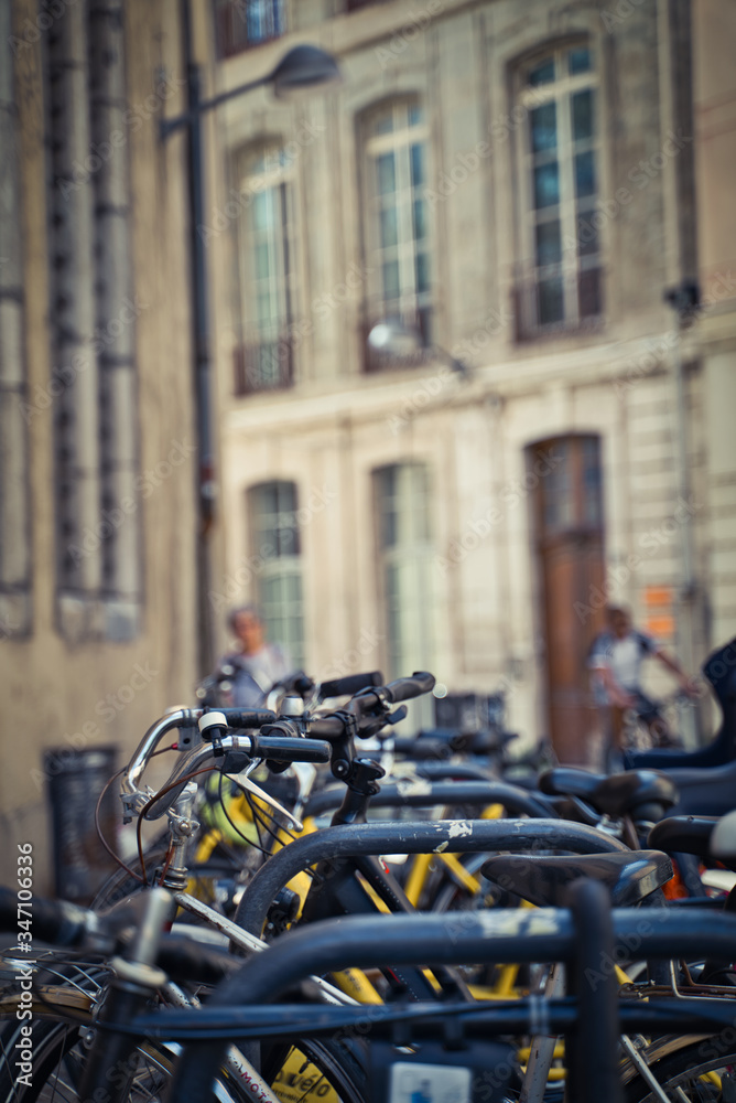 Bicicletas en la calle de Grenoble, Francia. Bicicletas en la calle de Grenoble, Francia.