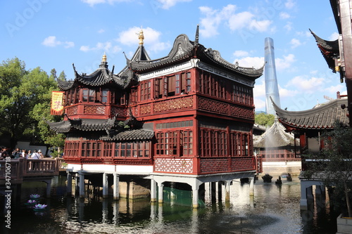 Pagode sur un lac et la tour Shanghai  Chine