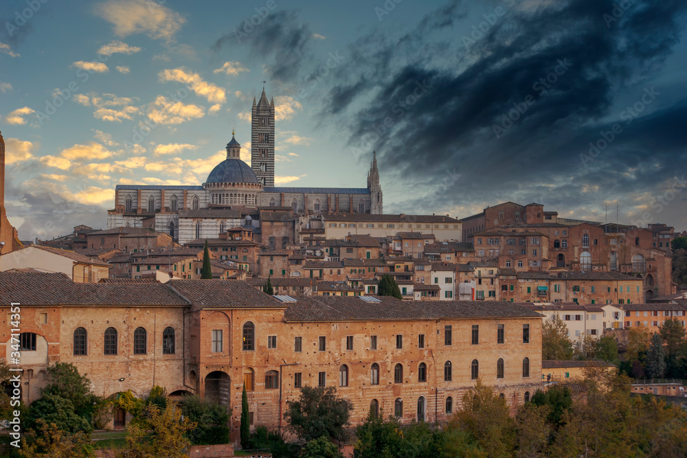 vistas de la ciudad monumental de Siena, Italia