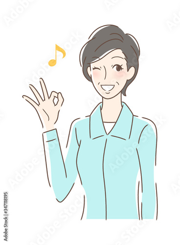 笑顔でOKサインを出す女性