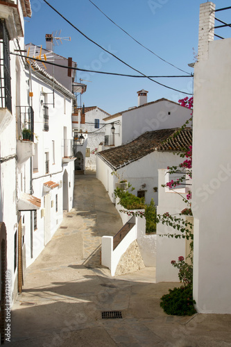 bonita calle rural del municipio de Alpandeire, Málaga photo