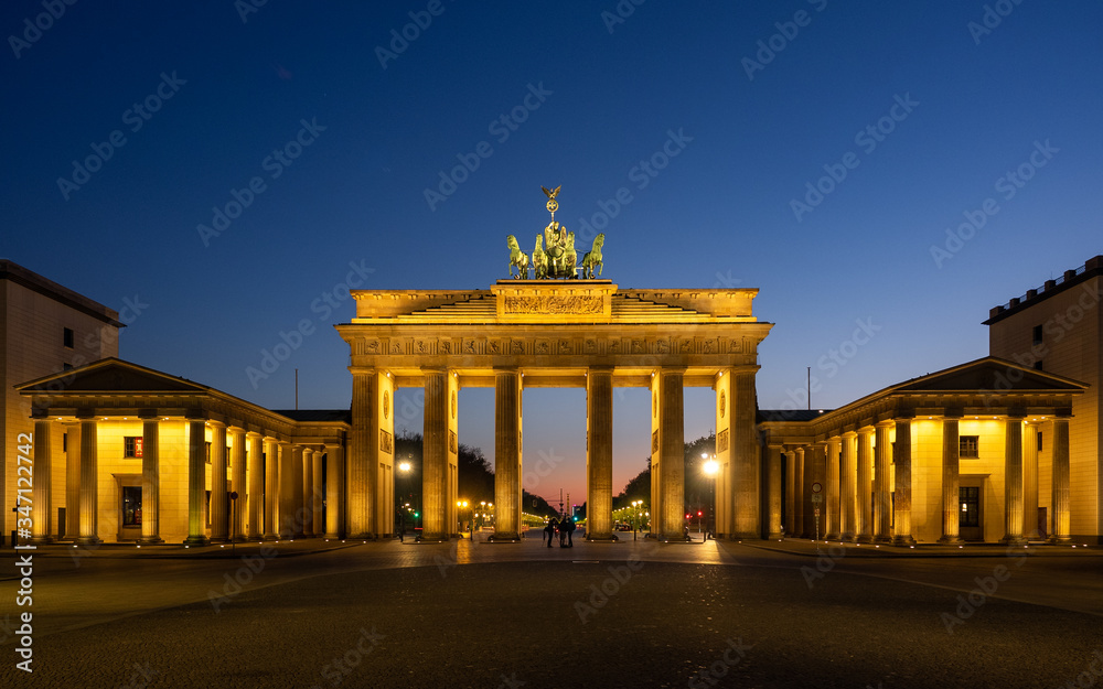 Obraz premium Branderburger Tor at Night in Black and White