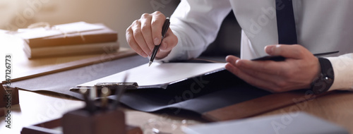 Foto Male lawyer working at table in office, closeup. Banner design