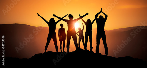 Weibliche Silhouetten beim Workout bei Sonnenaufgang