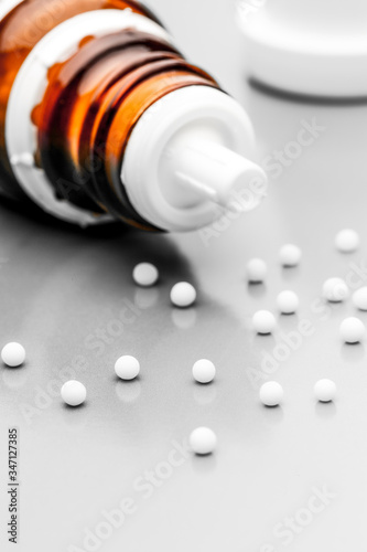 Homöopathische Globuli mit Glasfläschchen