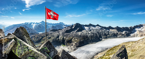 Schweizer Flagge über dem Rhonegletscher