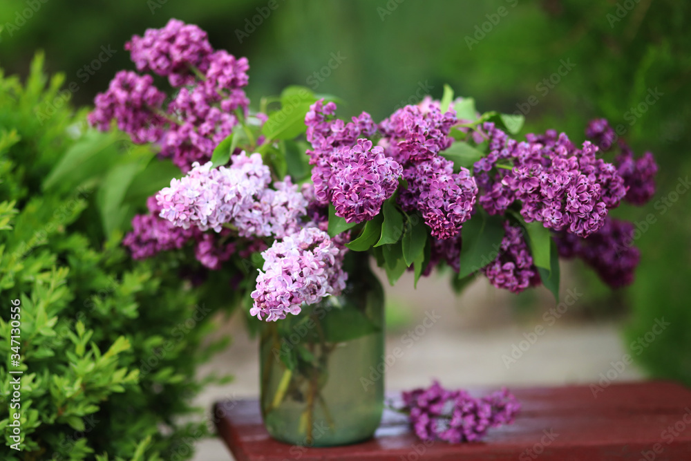 Obraz premium bouquet of lilacs in the bank. Romance