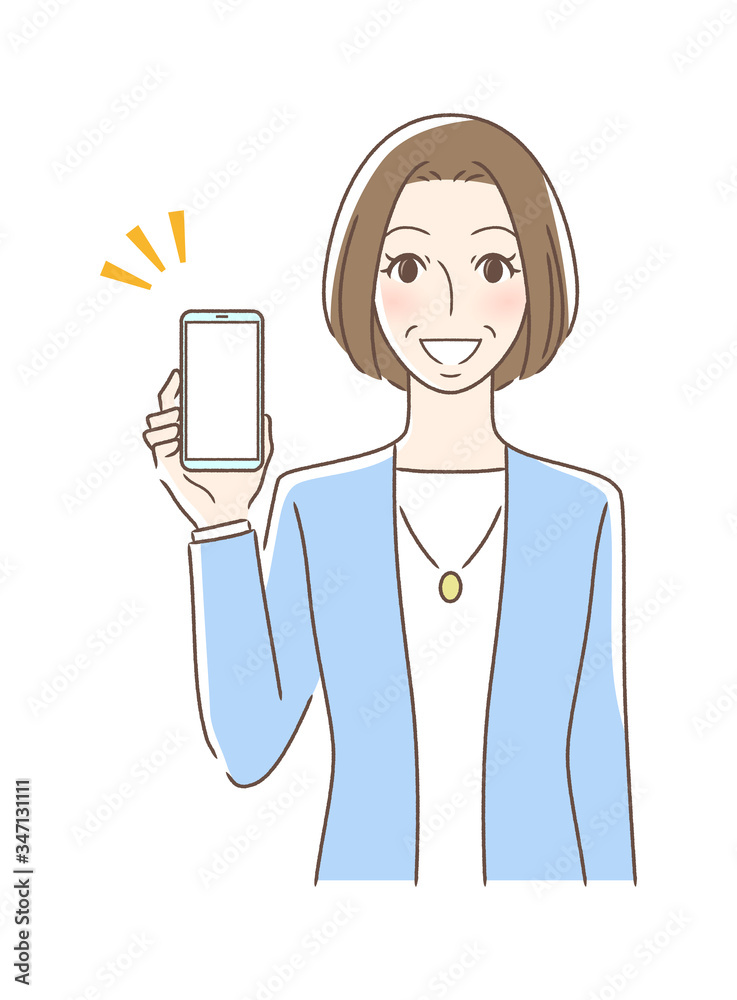 笑顔でスマホの画面を見せる正面向きの女性