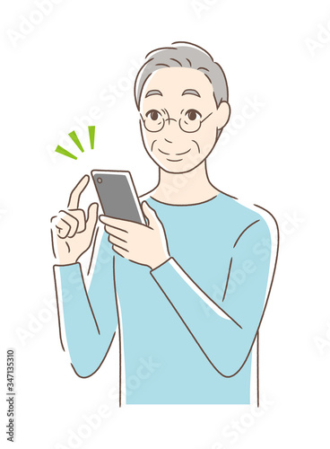 スマホを操作して笑顔の男性