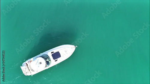 barco en mar turquesa