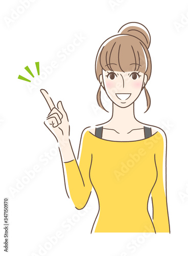 笑顔で指をさす正面向きの女性