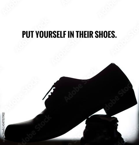 Foto black silhouette shadow shoe of salary man on white background with idiom put yo