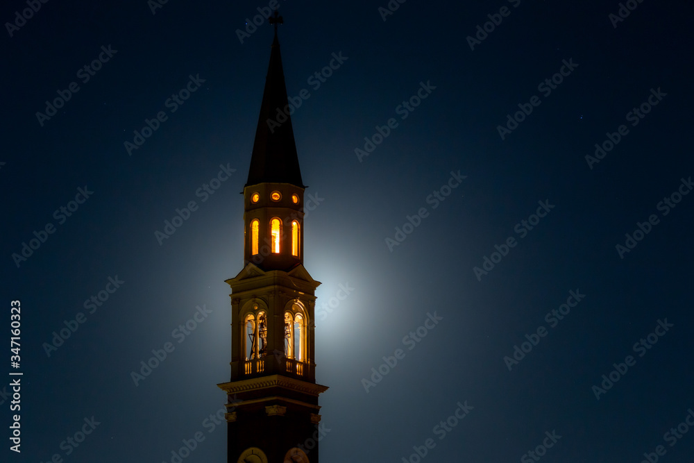 notte di luna piena dietro al campanile