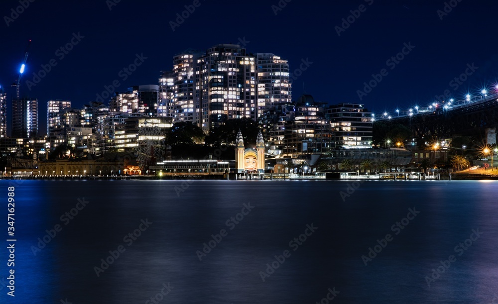 Obraz premium Sydney Harbour Bridge long night exposure showing the vibrant colours of the lights on the water