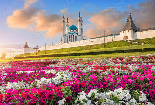 Цветы около Казанского Кремля Kazan Kremlin and colorful flowers under a beautiful sunset blue sky