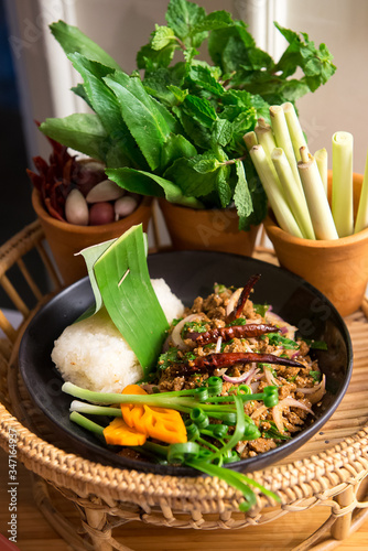 Фотография Larb moo - spicy minced pork salad , minced pork mash with spicy
