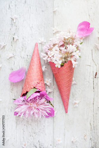 Obraz na płótnie Bouquet - flower ice cream. Pink flowers in an ice cone w salonie