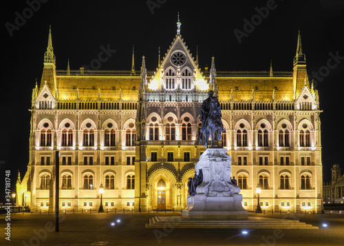 Parliament building in Budapest by night © ELCON s.r.o.