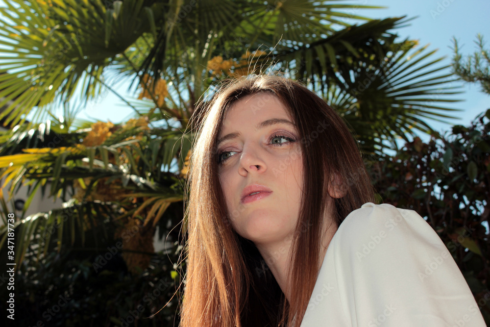 Bella ragazza in giardino in posa