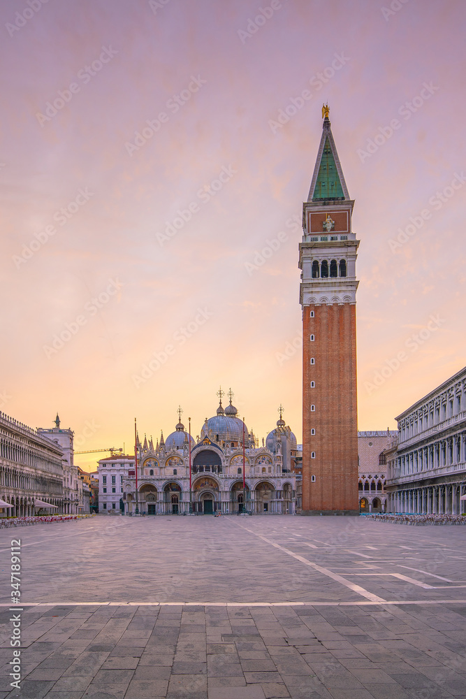 Naklejka premium St. Mark's square in Venice during sunrise