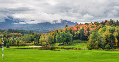 Fototapeta Naklejka Na Ścianę i Meble -  Autumn in Stowe Vermont area