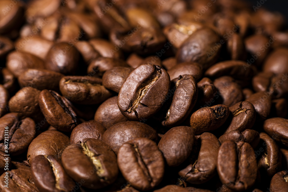 Viele geröstete Kaffeebohnen. Fotografiert mit Makroobjektiv.
Viele geröstete Kaffeebohnen. Fotografiert mit Makroobjektiv.
