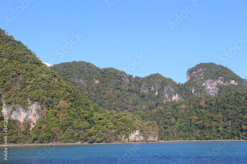 Canvas Print A view of lush green mountains in Langkawi, Malaysia