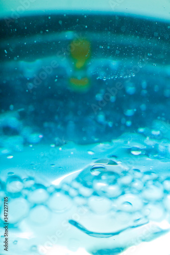 Bolle d'aria in liquido azzurro trasparente