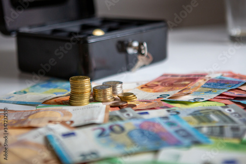 Bargeld auf dem Tisch vor einer Geldkassette