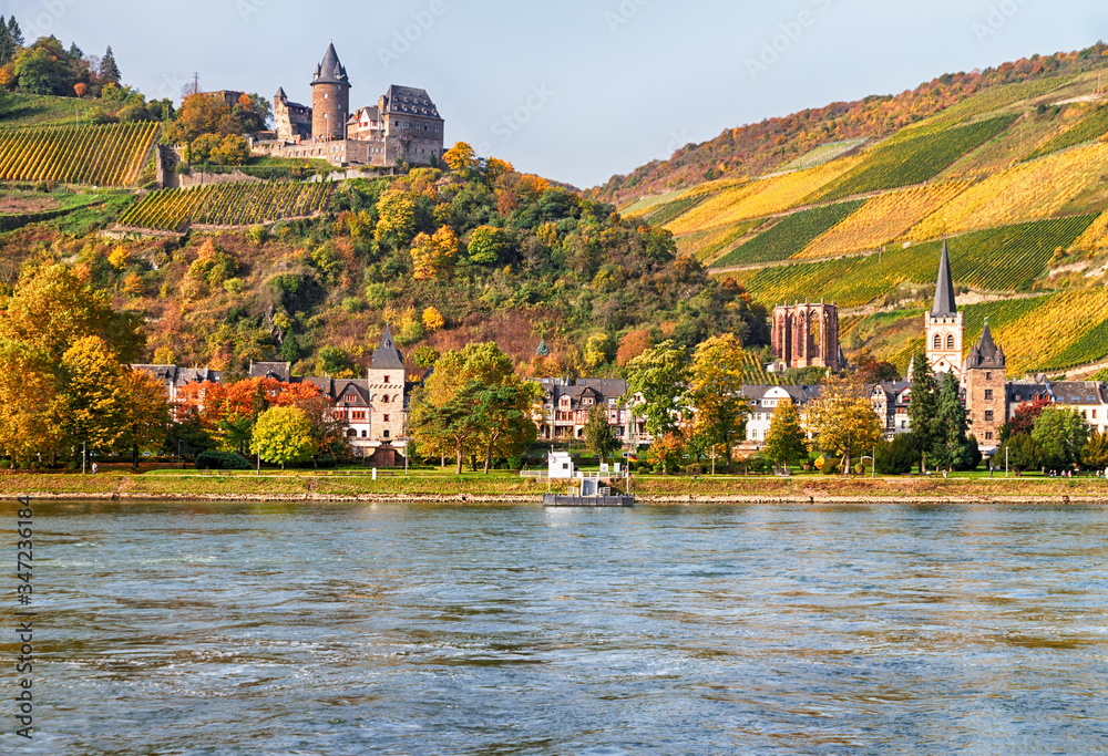 Obraz premium View of village Bacharach on the banks of the Rhine in autumn, Rhine Valley, Rhineland-Palatinate, Germany.
