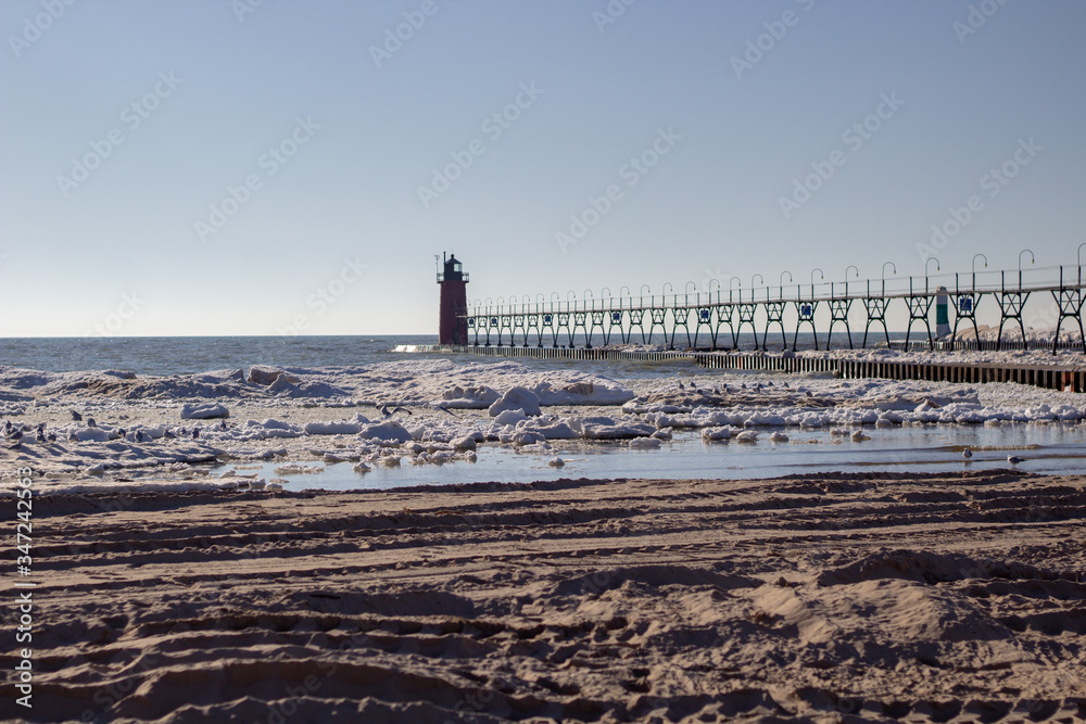 Obraz premium Beach and lighthouse in a sunny afternoon at South Haven Lake Michigan