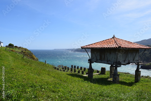 hórreo en la costa de Cadavedo Asturias, España © Valea
