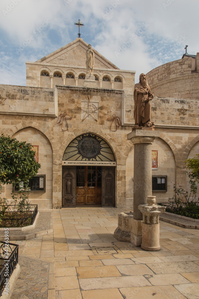 Obraz premium City of Bethlehem. The church Catherine next to the Basilica of the Nativity of Jesus Christ. Column with the figure of Saint Jerome