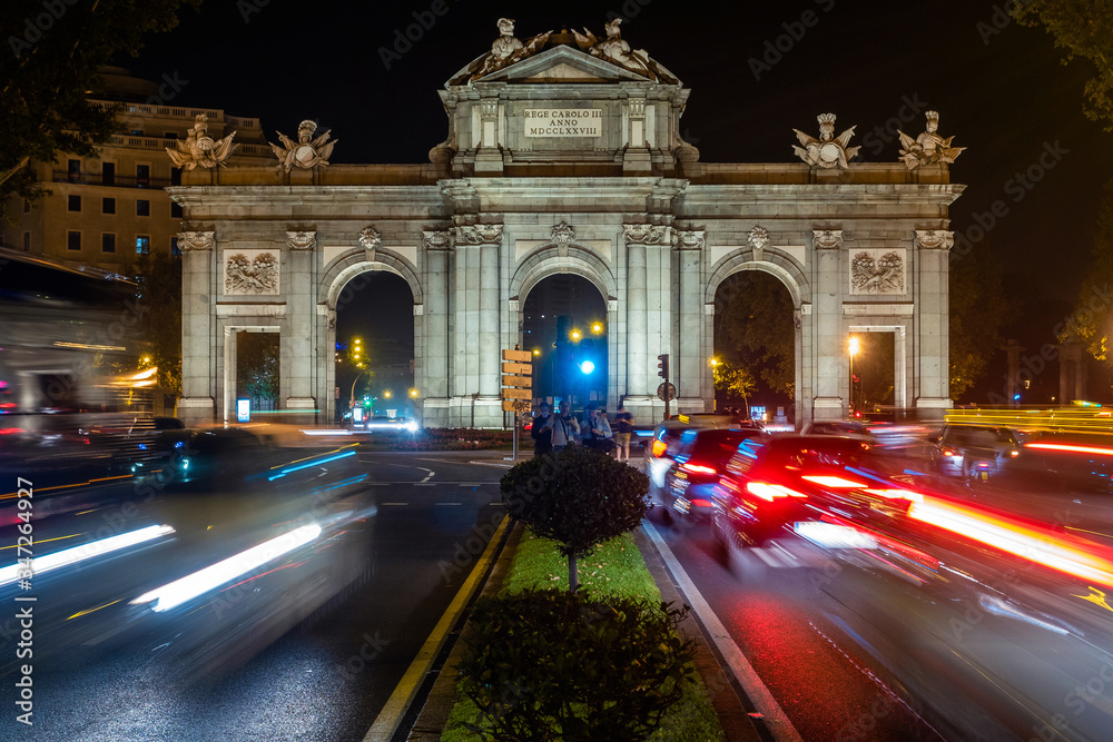 Fototapeta premium Night traffic at historical landmark Alcala Gate in Central Madrid, Spain.