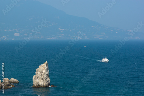 Obraz na płótnie Panoramic view of the Black Sea coast. White ship on the turquoise water of the sea. Rock Sail, Yalta w salonie