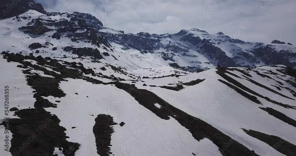 la montagne en cours de dégel au printemps