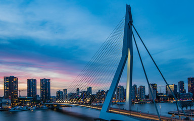 Fototapete Erasmusbrücke Erasmusbrücke Rotterdam zur blauen Stunde  © Kimberly