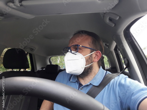 Mascherina protettiva in automobile - difendiamoci dai virus